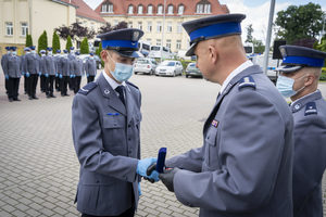 Komendant wręcza wyróżnienie policjantowi