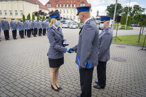 Komendant wręcza wyróżnienie policjantowi