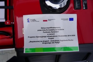 Naklejka z napisem Zakup współfinansowany przez Unię Europejską ze środków Funduszy Spójności w ramach Programu Operacyjnego Infrastruktura i Środowisko 2014-2020 Projekt &quot;Bezpieczniej na drogach - Ambulanse Pogotowia Ruchu Drogowego dla Policji&quot;