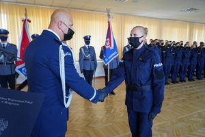 Gratulacje dla policjantki.