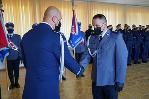 Policjant odbiera wyróżnienie.