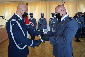 Policjant odbiera wyróżnienie.