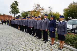 Policjanci podczas uroczystości stojący w szeregu.