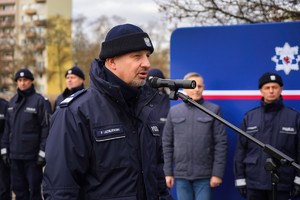 Przemawiający policjant.