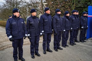 Policjanci stojący w rzędzie.