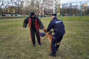 Policjant i pozorant z psem podczas pokazów.