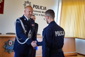 Komendant podaję rękę policjantowi