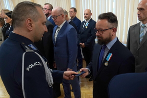 uroczystość z okazji Dnia Służby Cywilnej, wyróżnieni pracownicy otrzymują odznaczenia i gratulacje od Komendanta Wojewódzkiego Policji w Bydgoszczy