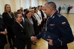 uroczystość z okazji Dnia Służby Cywilnej, wyróżnieni pracownicy otrzymują odznaczenia i gratulacje od Komendanta Wojewódzkiego Policji w Bydgoszczy