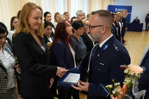 uroczystość z okazji Dnia Służby Cywilnej, wyróżnieni pracownicy otrzymują odznaczenia i gratulacje od Komendanta Wojewódzkiego Policji w Bydgoszczy