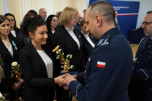 uroczystość z okazji Dnia Służby Cywilnej, wyróżnieni pracownicy otrzymują odznaczenia i gratulacje od Komendanta Wojewódzkiego Policji w Bydgoszczy