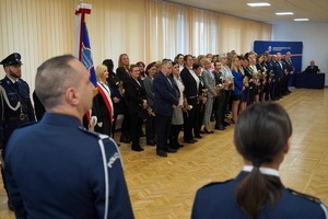 uroczystość z okazji Dnia Służby Cywilnej, wyróżnieni pracownicy otrzymują odznaczenia i gratulacje od Komendanta Wojewódzkiego Policji w Bydgoszczy