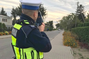 Policjant podczas pomiaru prędkości.