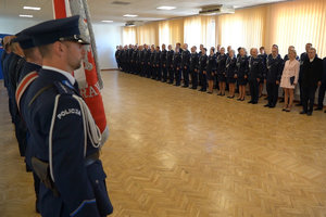 uroczystość związana ze zmianą Komendantów. Policjanci odbierają rozkazy personalne