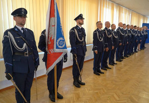 uroczystość związana ze zmianą Komendantów. Policjanci odbierają rozkazy personalne