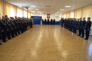 uroczystość związana ze zmianą Komendantów. Policjanci odbierają rozkazy personalne