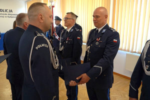 uroczystość związana ze zmianą Komendantów. Policjanci odbierają rozkazy personalne