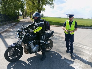 Policjant ruchu drogowego na drodze.