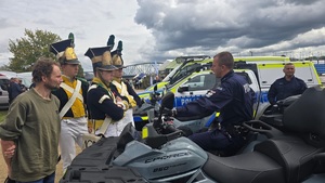 Policjant promuje służbę w mundurze