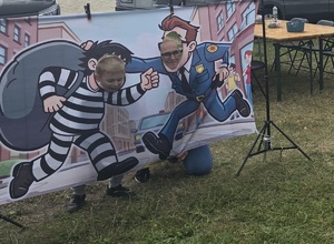 Kobieta i dziecko wsadzili swoje twarze w baner by zrobić sobie zdjęcie