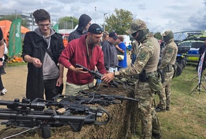 Kontrterroryści prezentują broń wykorzystywaną w codziennej służbie