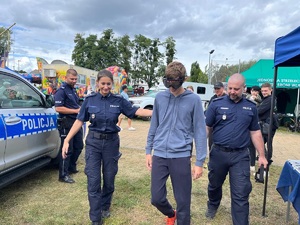 Policjantka i policjant prowadzą młodzieńca w alkogooglach