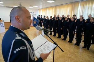 policjanci biorą udział w policyjnym ślubowaniu
