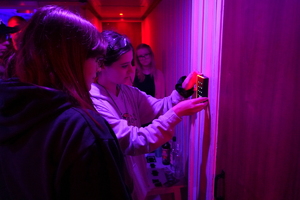 młodzież zwiedza pomieszczenia escapetrucka