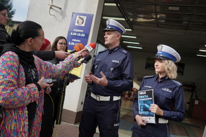 policjanci rozmawiają z dziennikarzami