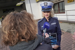 policjanci rozmawiają z dziennikarzami