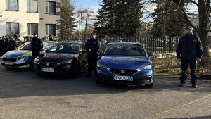 Policjanci przy nowych radiowozach: oznakowanej  Skodzie Octavia i nieoznakowanych Seatach Leon