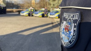 Policjanci przy nowych oznakowanych radiowozach Skoda Octavia