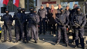 Policjanci Grupy Szybkiego Reagowania wraz z kierownictwem  i przedstawicielami samorządów