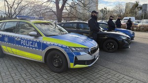 Policjanci przy nowych pojazdach służbowych