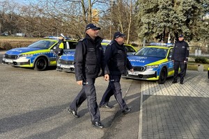 Komendant Wojewódzki Policji w Bydgoszczy i Komendant Miejskich w Toruniu na tle nowych oznakowanych radiowozów