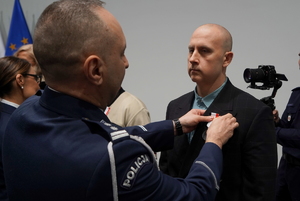 wyróżnieni otrzymują odznaczenia od Komendanta