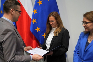 wyróżnieni otrzymują gratulacje od Wojewody