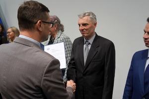 wyróżnieni otrzymują gratulacje od Wojewody