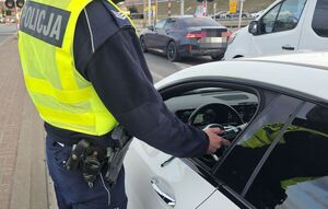 Policjanci ruchu ruchu drogowego kontrolują uczestników ruchu