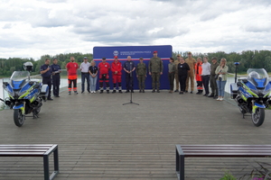 Festyn inaugurujący Wojewódzkie Obchody Święta Policji kujawsko-pomorskiego garnizonu w Toruniu. Rozpoczęcie festynu przez służby. Stoiska służb odwiedzają osoby