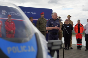 Festyn inaugurujący Wojewódzkie Obchody Święta Policji kujawsko-pomorskiego garnizonu w Toruniu. Rozpoczęcie festynu przez służby. Stoiska służb odwiedzają osoby