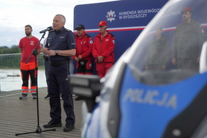 Festyn inaugurujący Wojewódzkie Obchody Święta Policji kujawsko-pomorskiego garnizonu w Toruniu. Rozpoczęcie festynu przez służby. Stoiska służb odwiedzają osoby