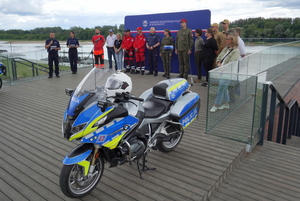 Festyn inaugurujący Wojewódzkie Obchody Święta Policji kujawsko-pomorskiego garnizonu w Toruniu. Rozpoczęcie festynu przez służby. Stoiska służb odwiedzają osoby