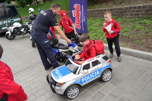 Festyn inaugurujący Wojewódzkie Obchody Święta Policji kujawsko-pomorskiego garnizonu w Toruniu. Rozpoczęcie festynu przez służby. Stoiska służb odwiedzają osoby