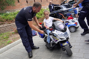Festyn inaugurujący Wojewódzkie Obchody Święta Policji kujawsko-pomorskiego garnizonu w Toruniu. Rozpoczęcie festynu przez służby. Stoiska służb odwiedzają osoby