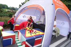 Festyn inaugurujący Wojewódzkie Obchody Święta Policji kujawsko-pomorskiego garnizonu w Toruniu. Rozpoczęcie festynu przez służby. Stoiska służb odwiedzają osoby