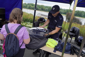 Festyn inaugurujący Wojewódzkie Obchody Święta Policji kujawsko-pomorskiego garnizonu w Toruniu. Rozpoczęcie festynu przez służby. Stoiska służb odwiedzają osoby