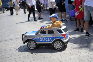 Festyn inaugurujący Wojewódzkie Obchody Święta Policji kujawsko-pomorskiego garnizonu w Toruniu. Rozpoczęcie festynu przez służby. Stoiska służb odwiedzają osoby