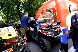 Festyn inaugurujący Wojewódzkie Obchody Święta Policji kujawsko-pomorskiego garnizonu w Toruniu. Rozpoczęcie festynu przez służby. Stoiska służb odwiedzają osoby