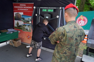 Festyn inaugurujący Wojewódzkie Obchody Święta Policji kujawsko-pomorskiego garnizonu w Toruniu. Rozpoczęcie festynu przez służby. Stoiska służb odwiedzają osoby